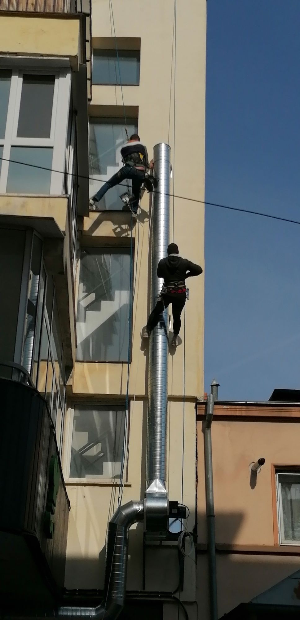 100 Executie , montaj și curatare autorizata hota inox si tubulatura.