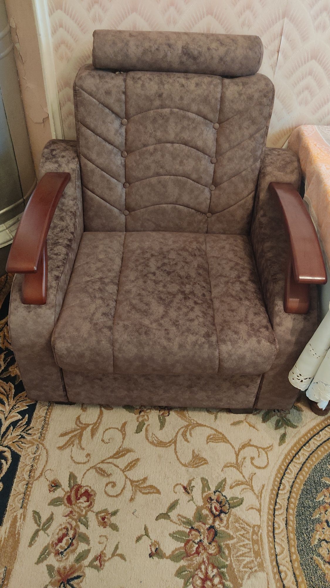 Продается диван и кресло коричнево серого цвета.
