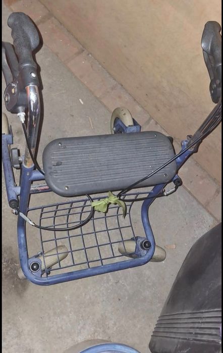 Cadru de mers pentru bătrâni