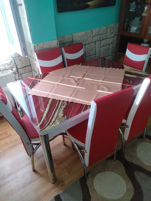 Vând masă extensibilă cu 6 scaune