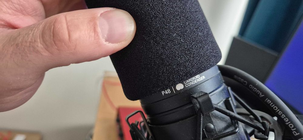 Focusrite scarlet 2i2 + Audio Technica T220