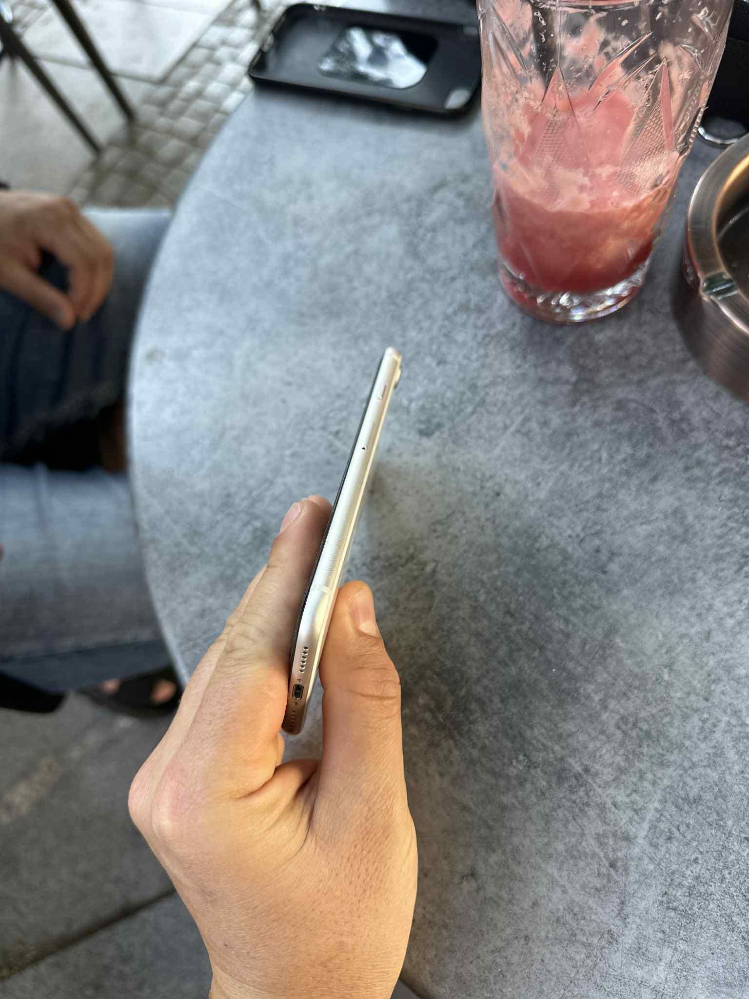 iPhone SE 3   2023