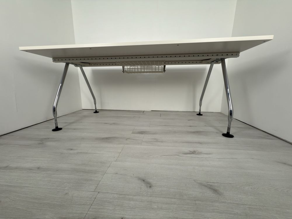 Бюро от марката  на Vitra Ad Hoc Design обзавеждане