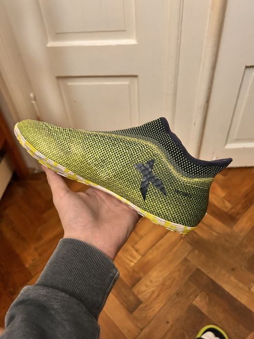 Ghete fotbal adidas laceless aproape noi