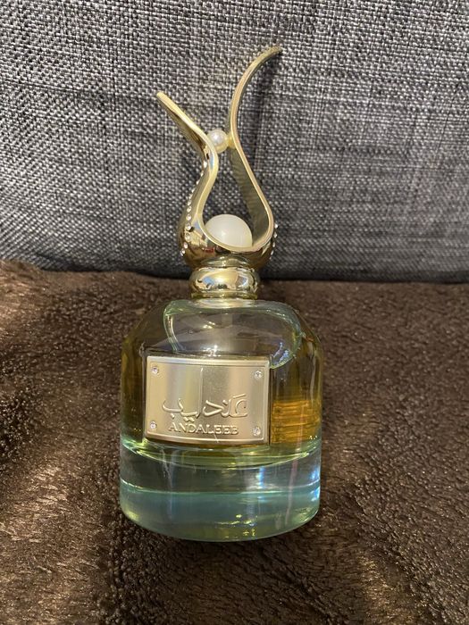 Парфюм ,няма кутия   ,пръскано е няколко пъти с него