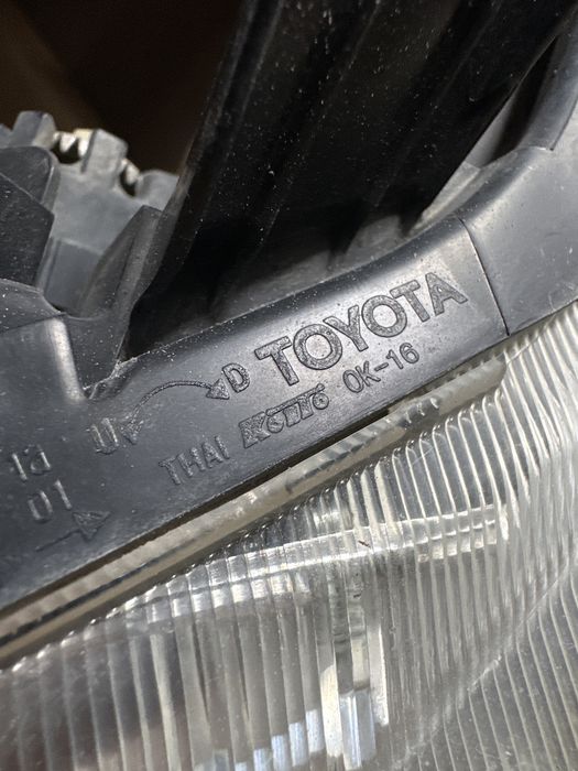 Тойота Хайлюкс запчасти кузовные фары.