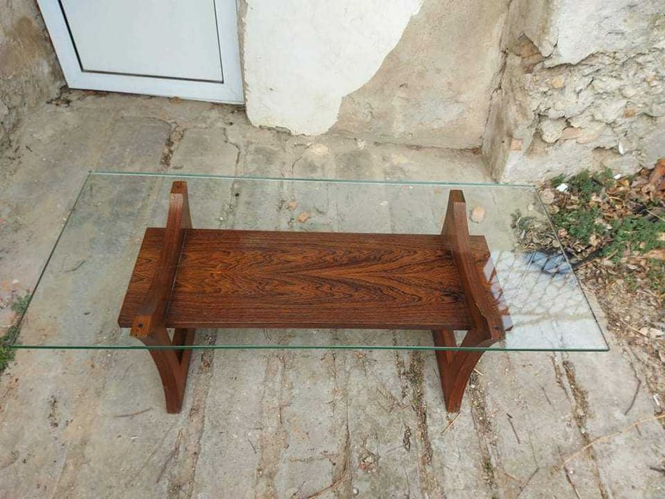 Дървена холна маса със стъкло