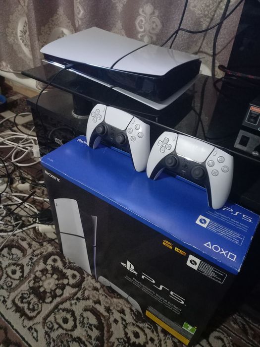 PS5 slim holati ideal tiniq 1TB original djoystik 2 o'yinlar yozigan.