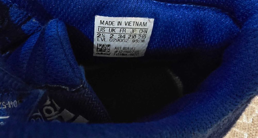 Adidași copii, marime 34, marca Adidas, stare foarte buna.