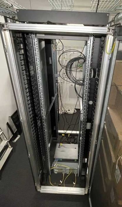 Server rack tip dulap Schneider Electric / APC NetShelter