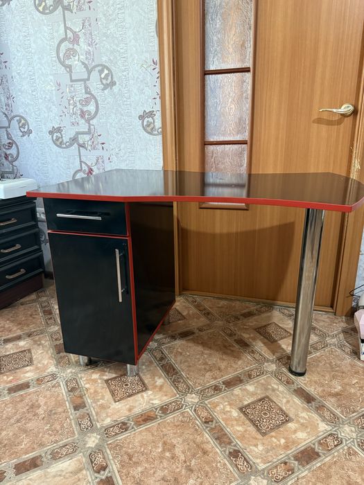 Маникюрный  стол