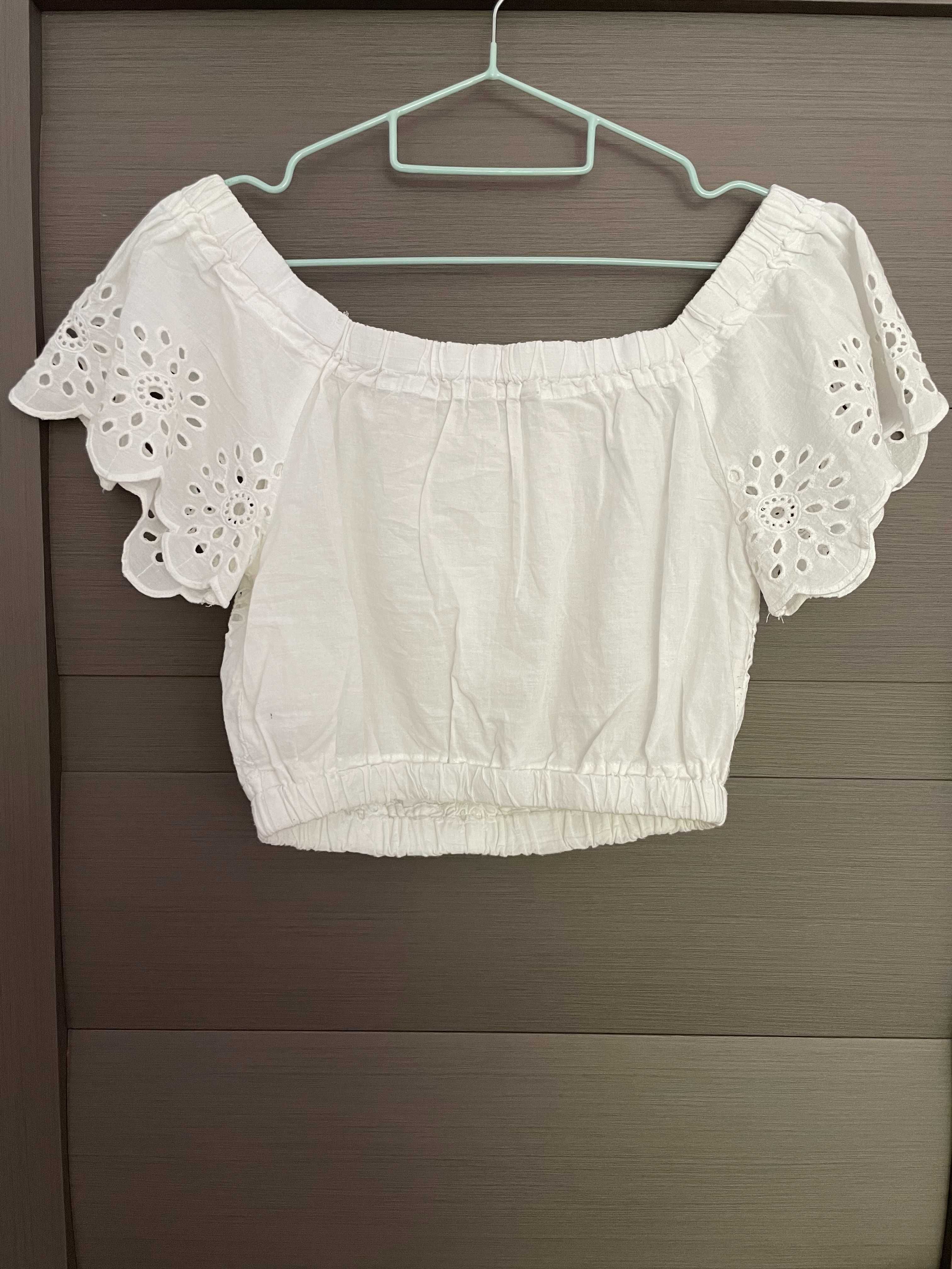 Cropped top Stradivarius cu umeri goli, alba, marimea XS