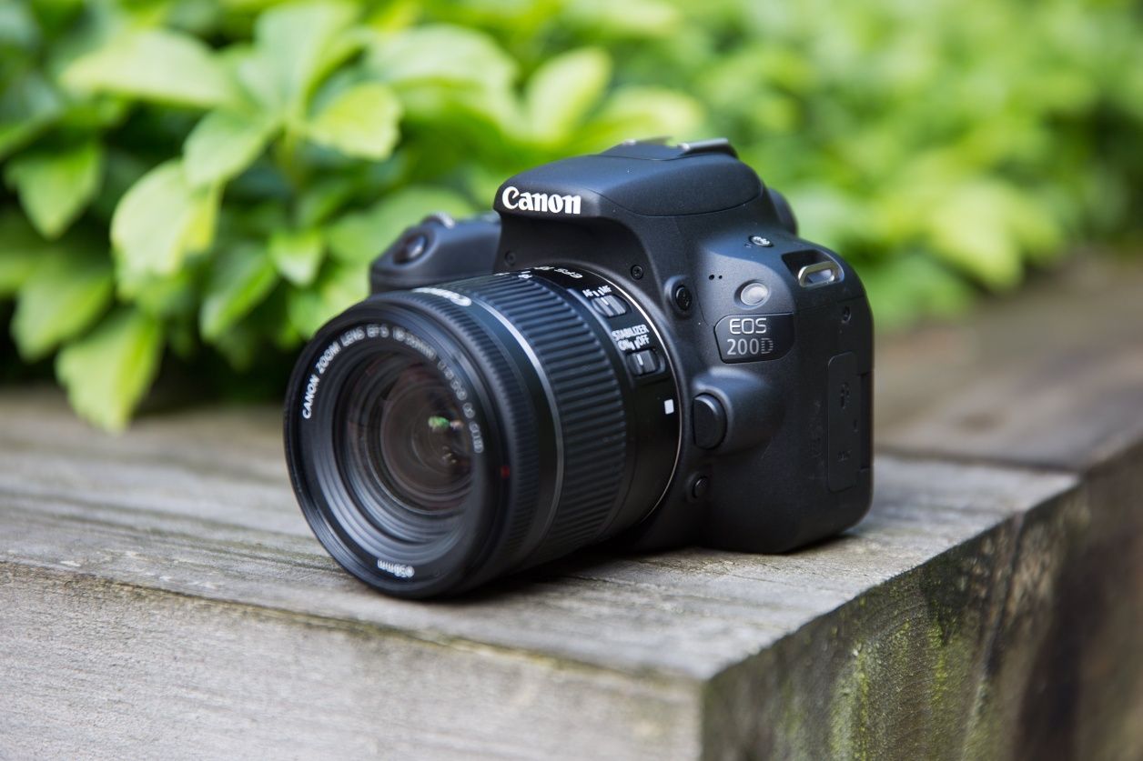 Зеркальный фотоаппарат Canon 200d+рюкзак canon, 2 объектива и стаб.
