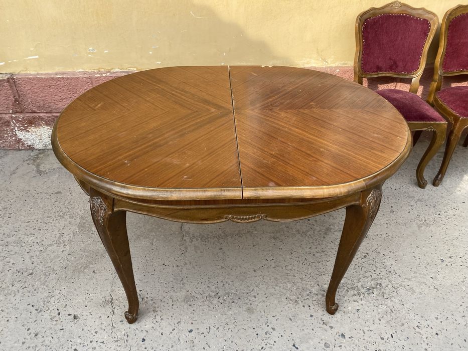 продается стол и стулия ношки ливинний антиквар нормалном состоянийизо