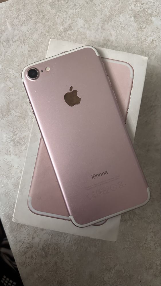Продам IPhone 7  32 Gb розовый