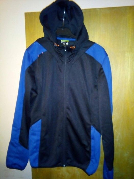Vand Bluza trennig noua de baieti Firma C&A (linia sport) marime L.