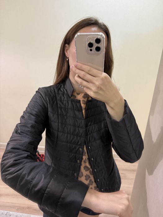 Куртка женская на размер S , в хорошем состоянии