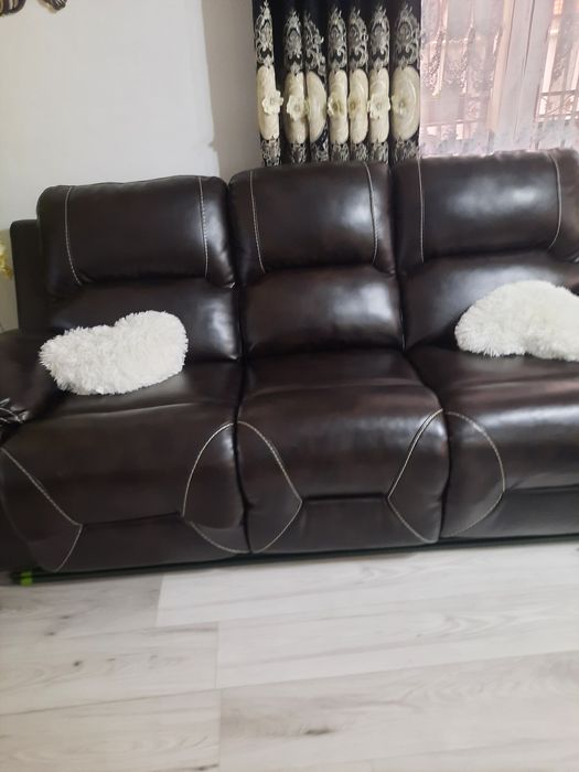 Vând canapele cu recliniere  în stare foarte bună.