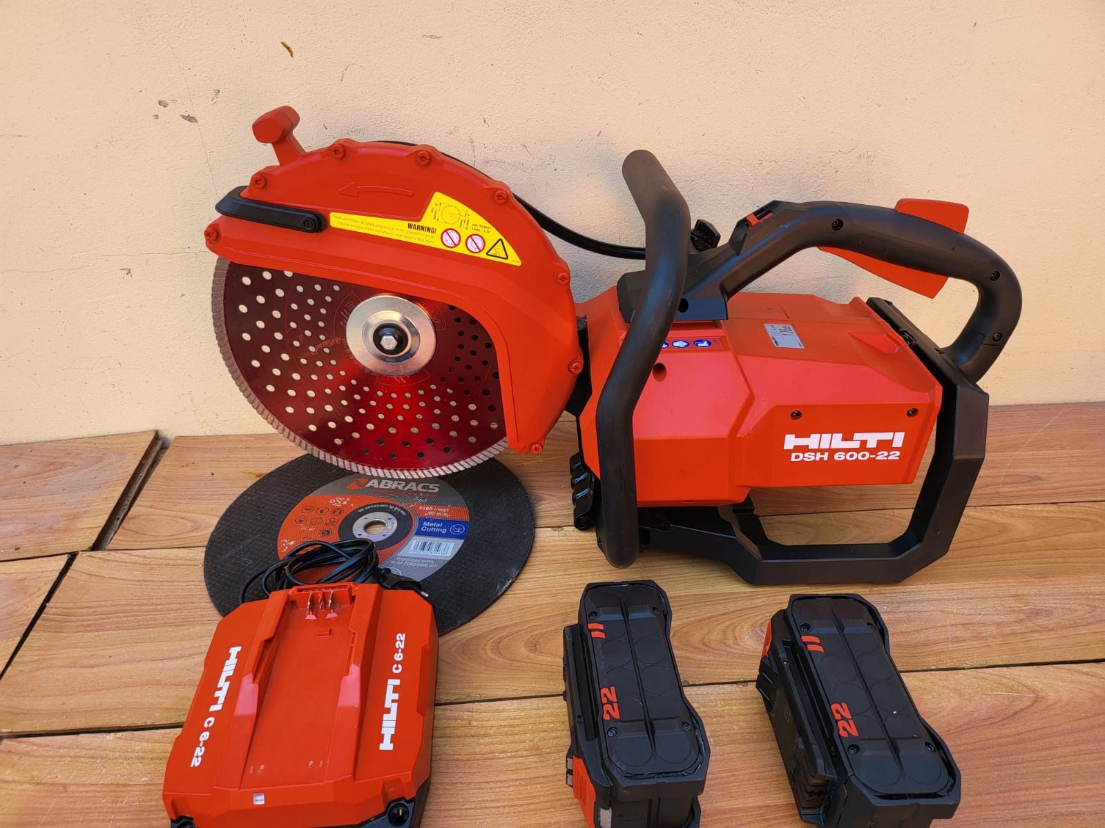 Fierăstrău de tăiat beton , fier , cărămidă pe Hilti DSH 600-22