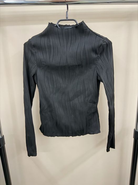 Черна блузка с ефектни мотиви