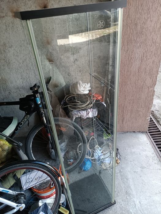 Продавам стъклена витрина