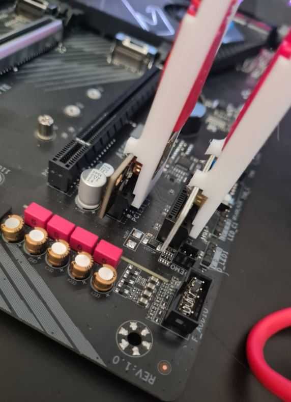 Clips fixare riser PCIe cu ghidaj  cablu USB - mining/crypto/rig