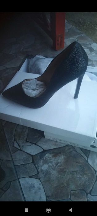 Vând pantofi stiletto