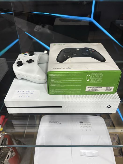 Xbox One S cu doua manete