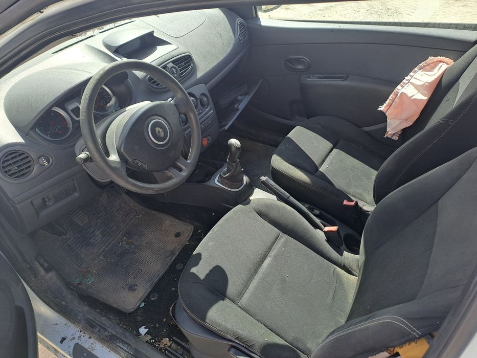 Dezmembrez Renault Clio 3 1.5dci cod motor K9K-E8