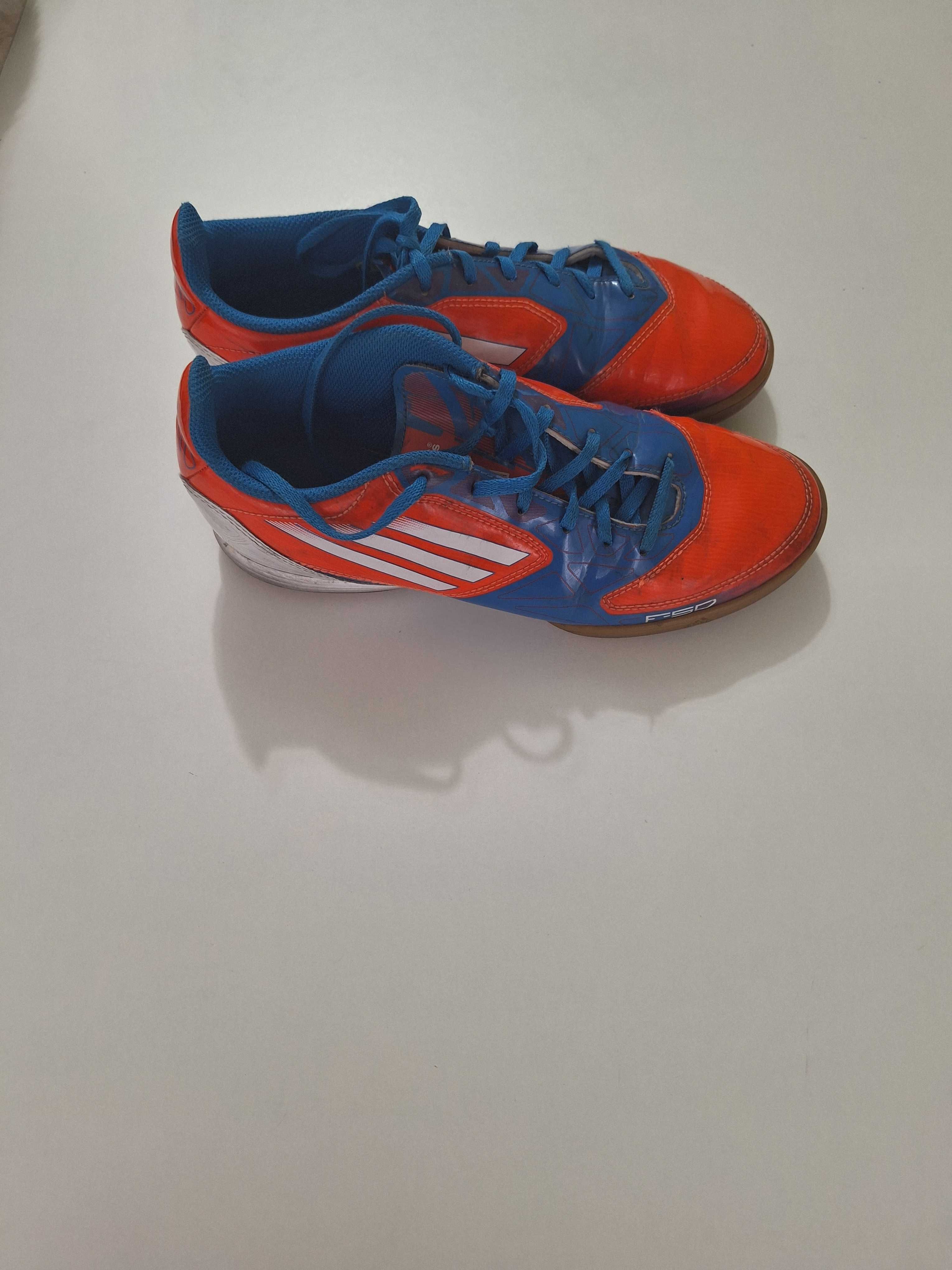 Спортни обувки adidas за зала