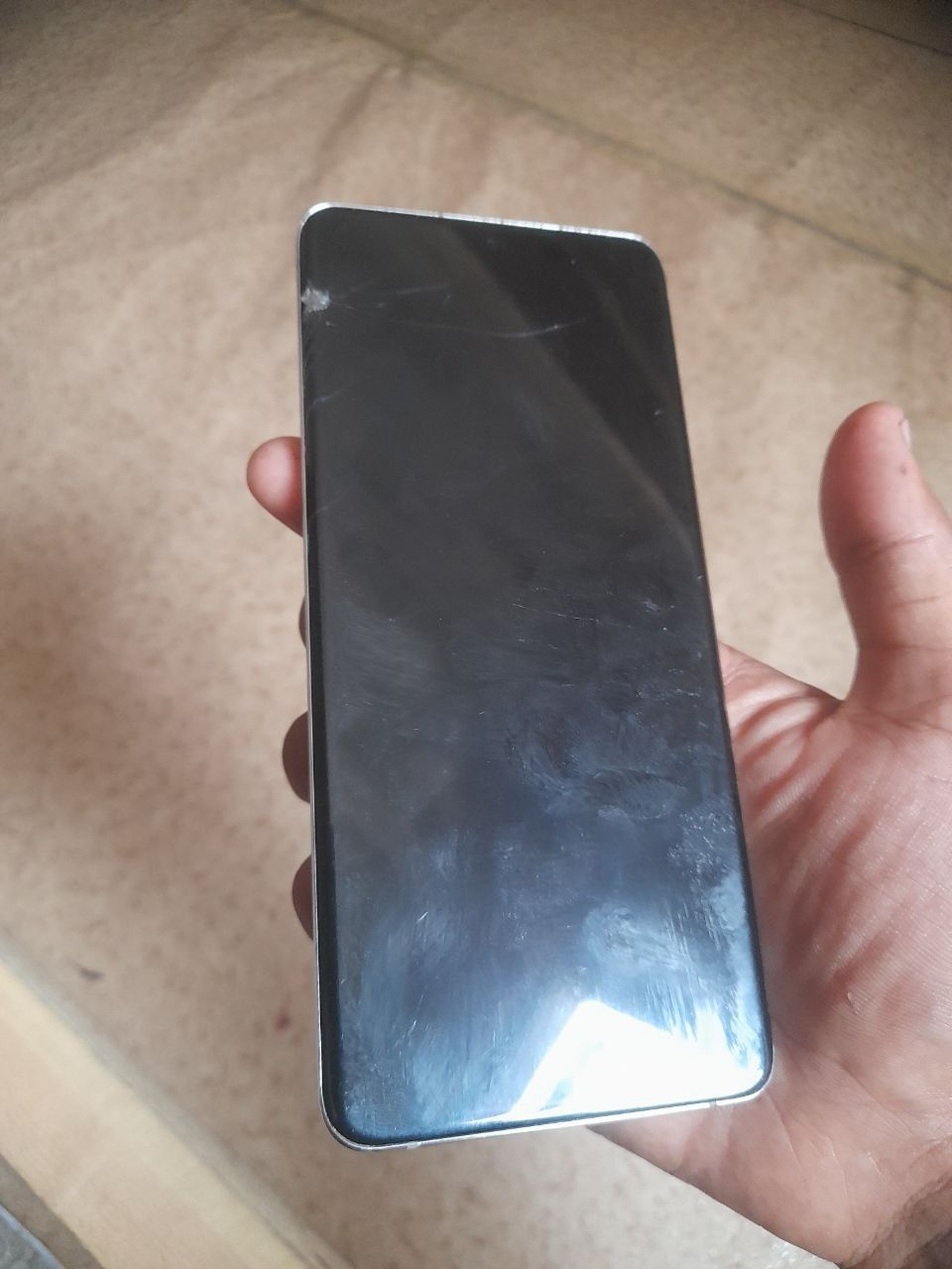 Samsung s20+ holati rasmda