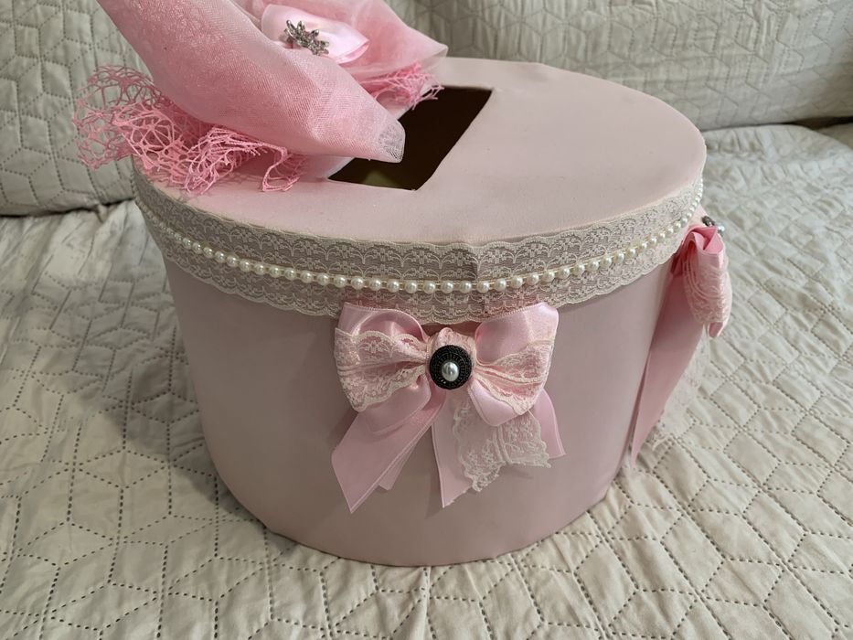 Сватбена кутия с пандели, перли и брошки и подарък Mr/Mrs табелки