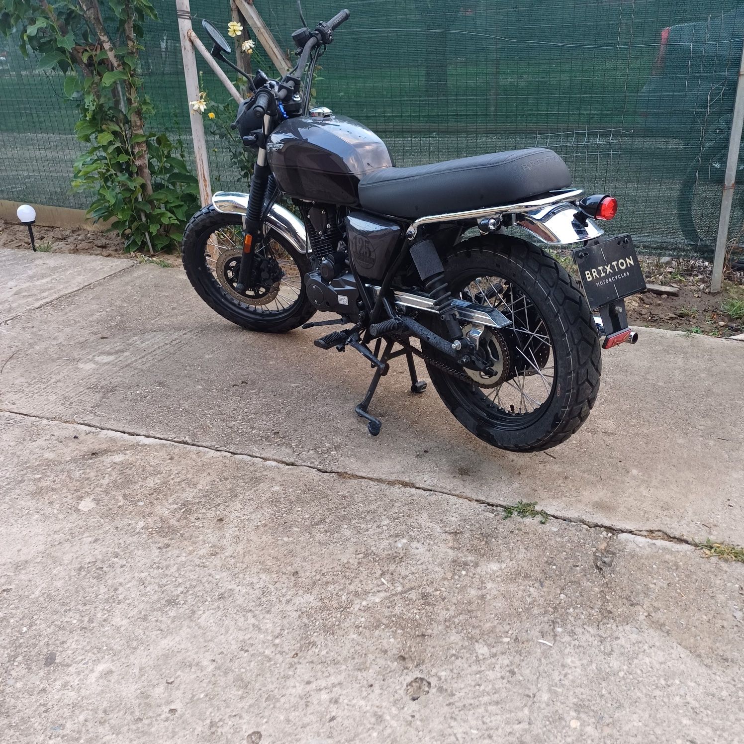 Vând motocicleta