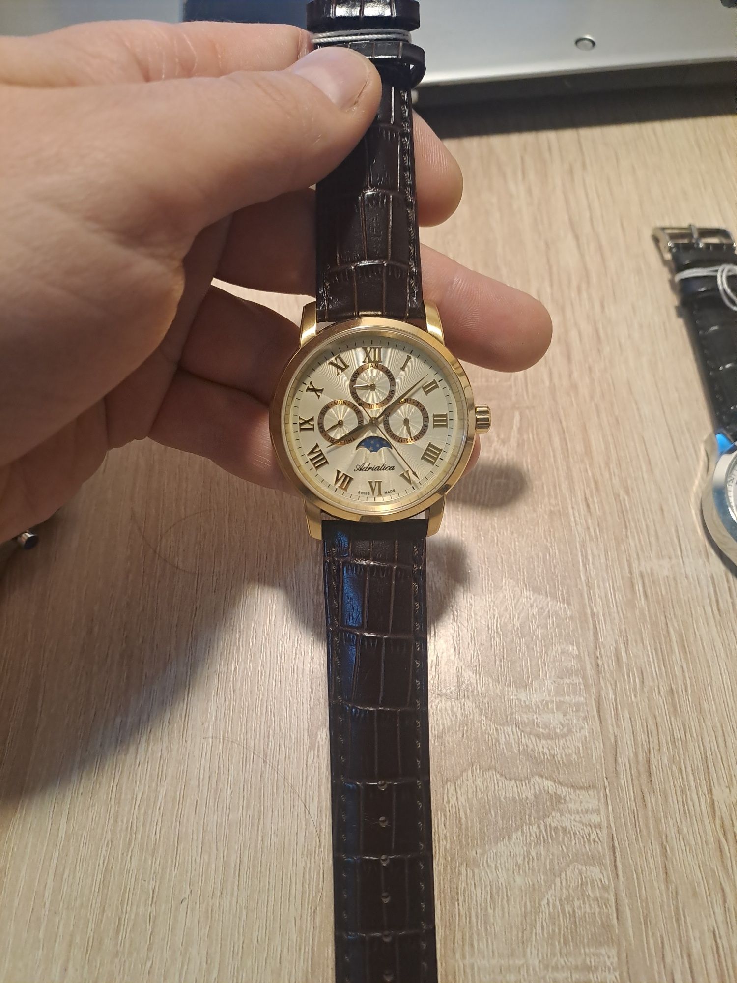 Продам часы швейцарские оригинал, adriatica