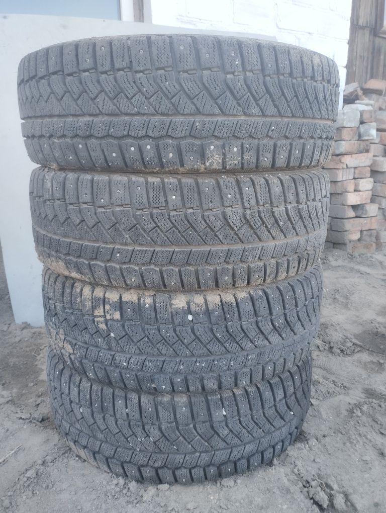 Продам четыре зимних резины