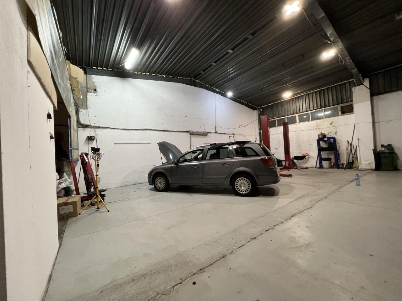 Дава се под наем Промишлена сграда в София, Слатина - 180 кв.м за 1530 € - Снимка #1