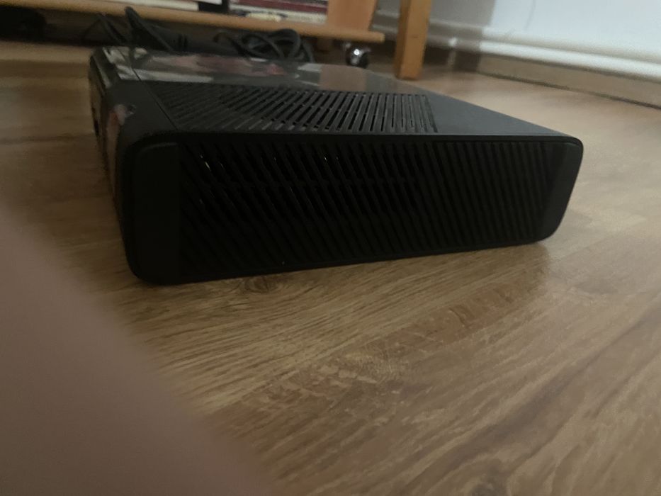 Xbox 360 + jocuri + 2 manet