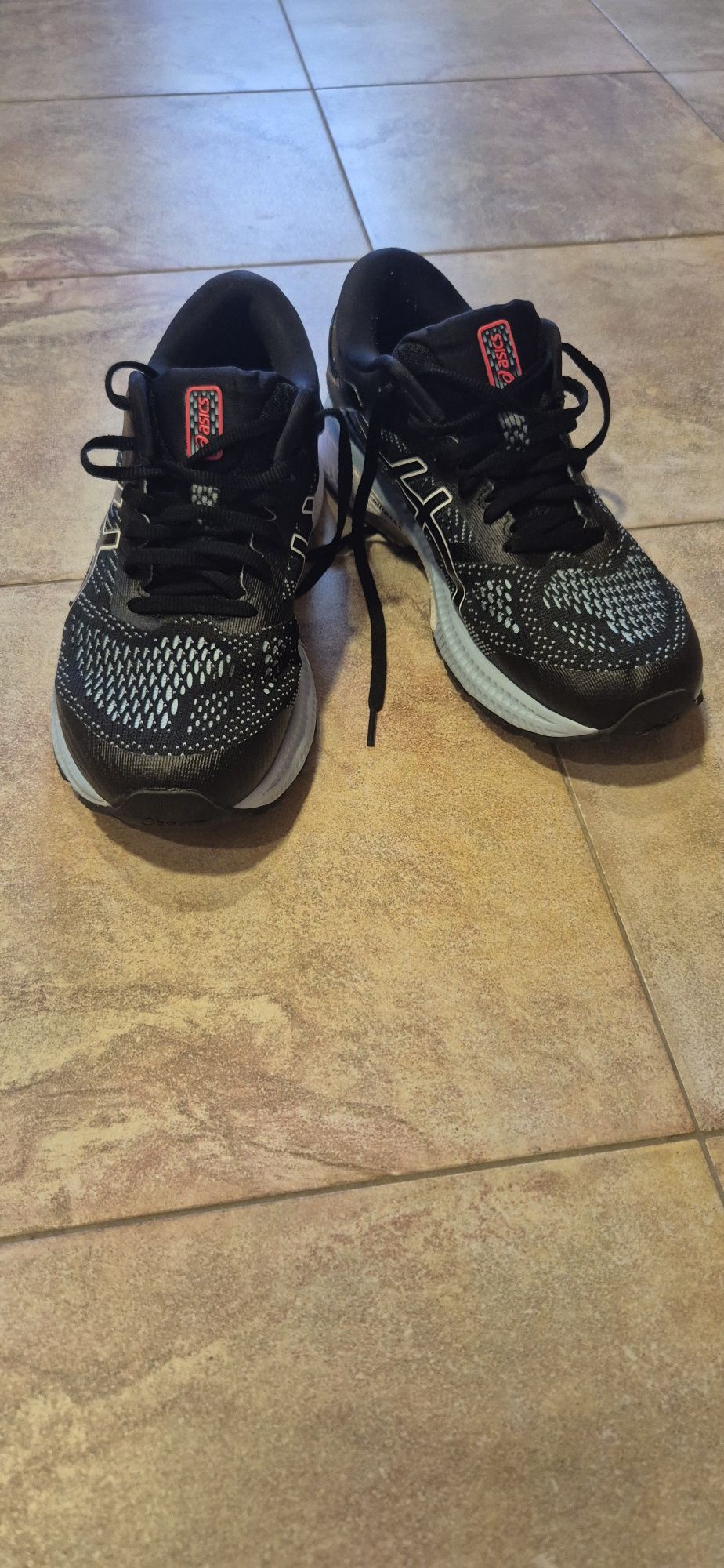 Маратонки under armour и asics