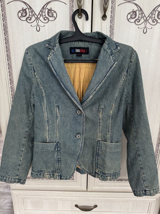 Женский джинсовый пиджак