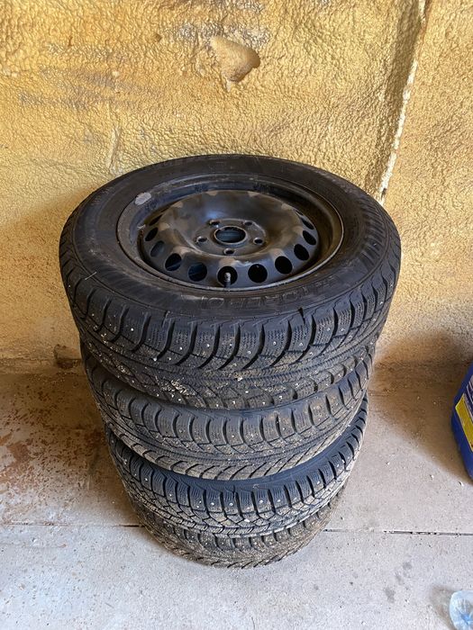 215/55/16 шипы в отличном состояний