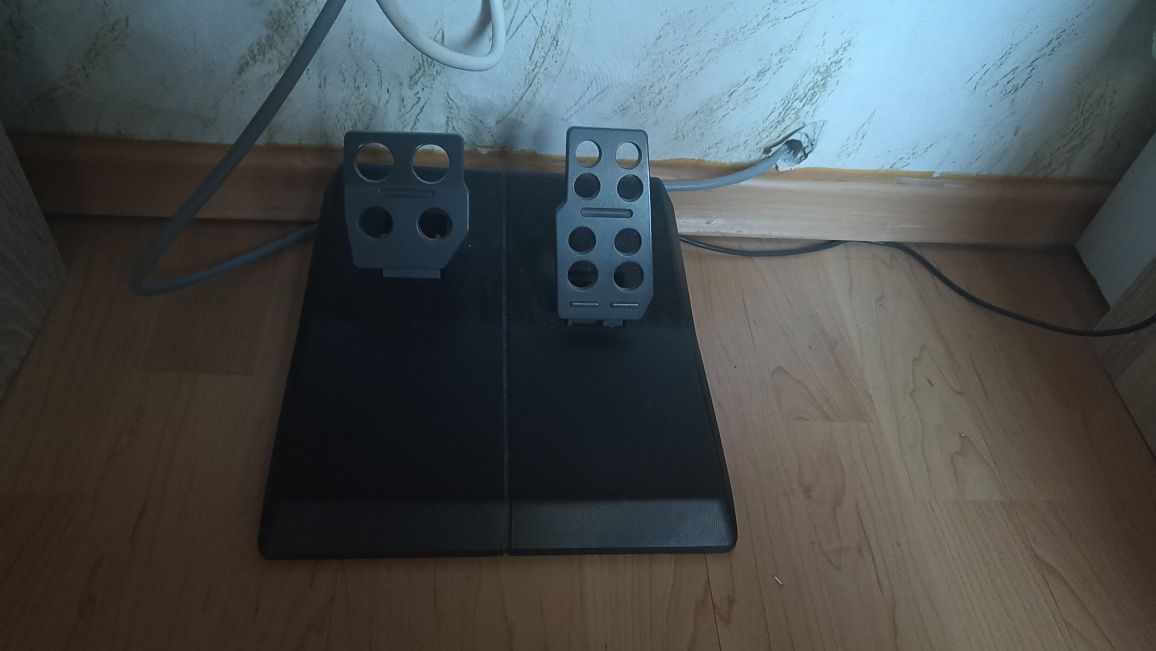 Logitech Formula Force - волан с педали