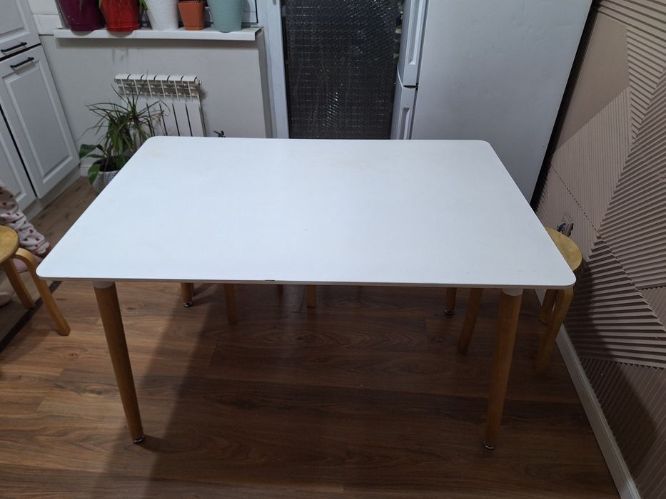 Стол стулья белого цвета