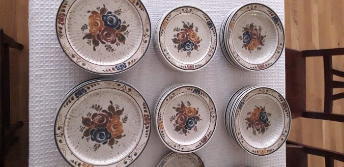 Serviciu de masa pentru 14 persoane din ceramica, rustic si frumos