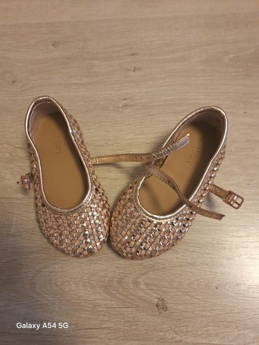 Vând pantofi fetițe măsura 25