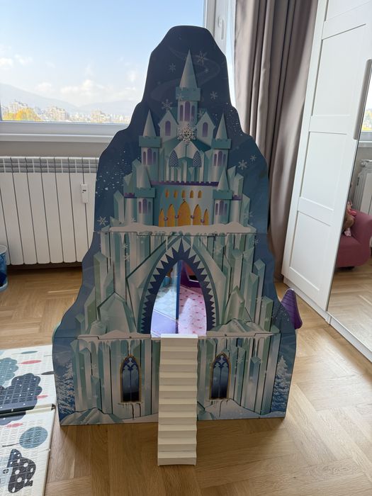 Замъкът Арендел на Елза “Замръзналото кракство” Frozen; замък Disney