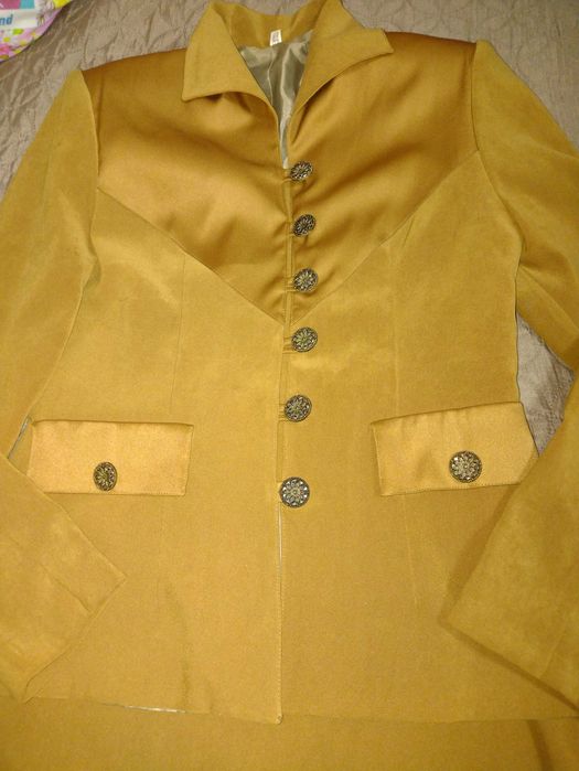 Дамски официален костюм