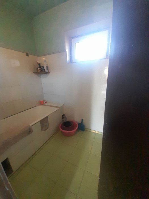 Продаётся 2х ком кв в чирчике 4 этаж на Тройцки 77 серия дом кирпичный