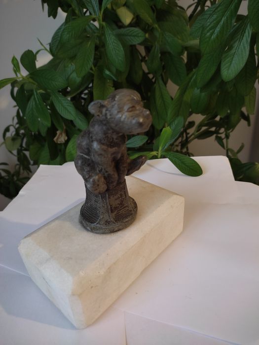 Statueta metalica pe suport de marmură !