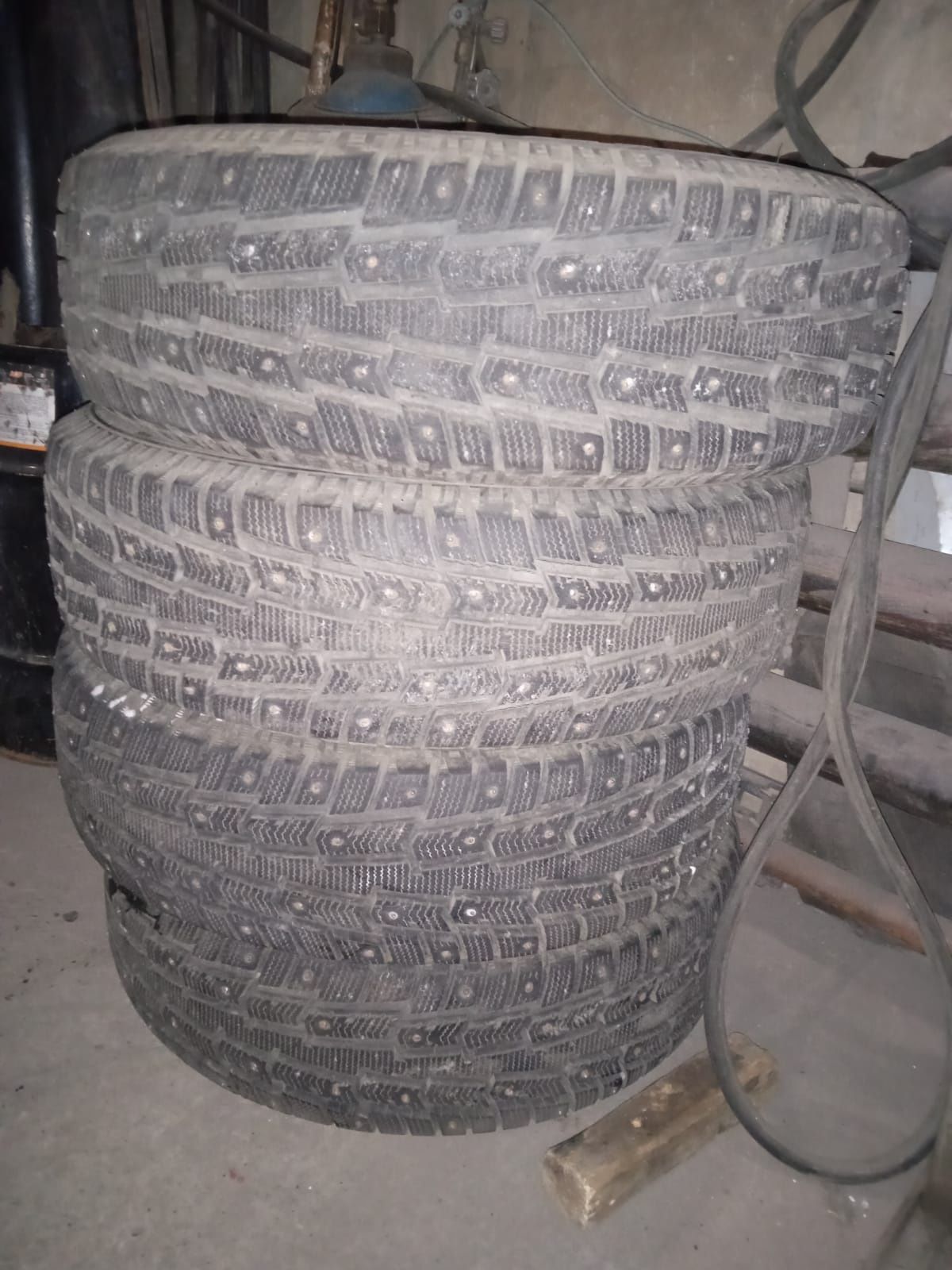 Продам зимнюю резину 205/70R15