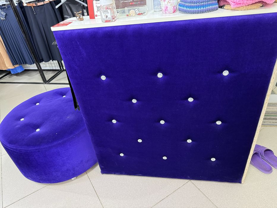 Продам ресепшн с пуфиком